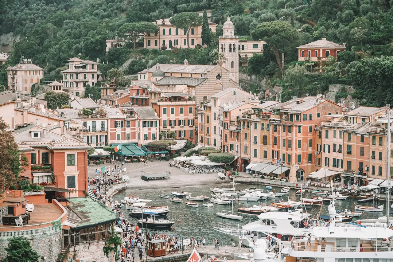 Bu ülkenin en lüks beldesinde mayo ve çıplak ayak yasak: 500 euro cezası var