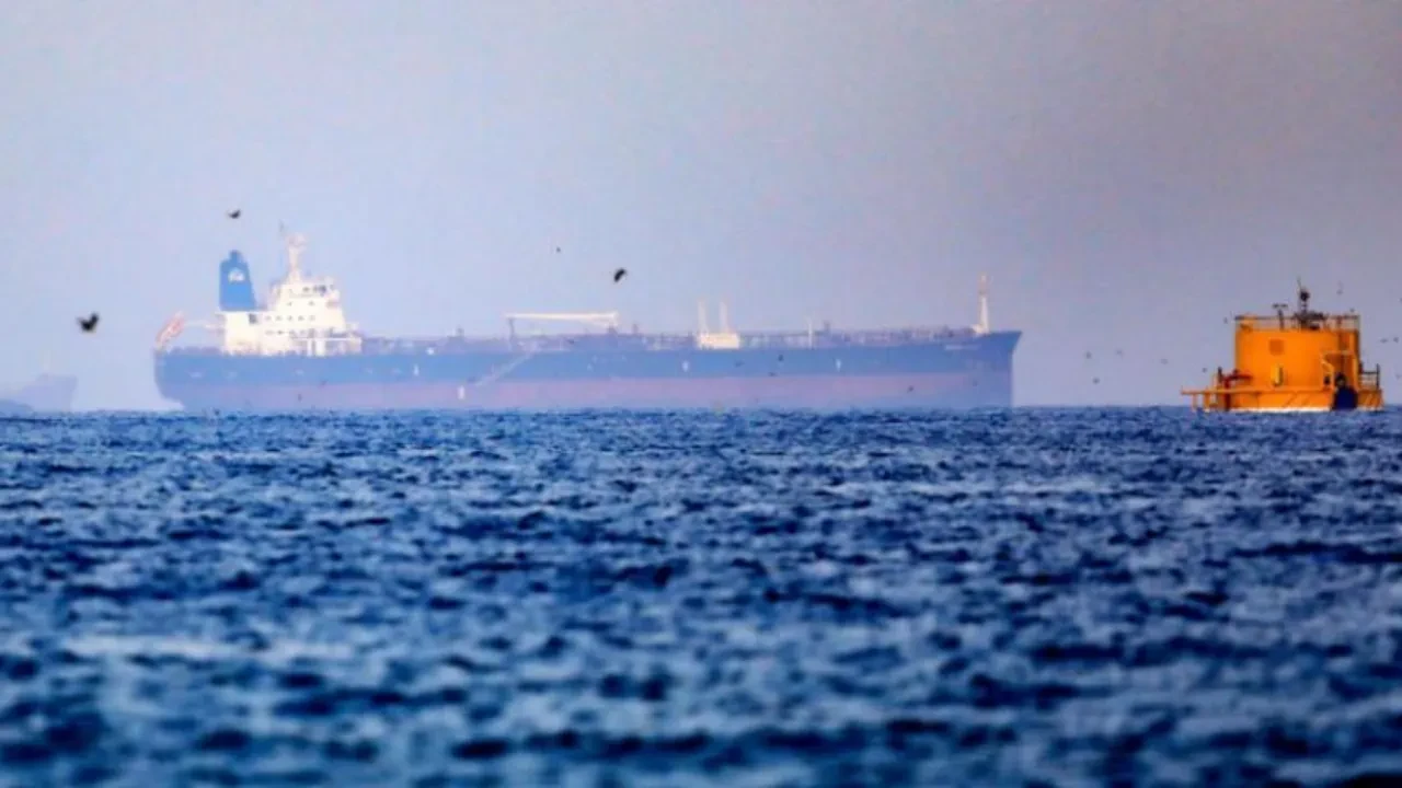 İran Umman Denizi'nde petrol tankerine el koydu: Mürettebat gözaltında