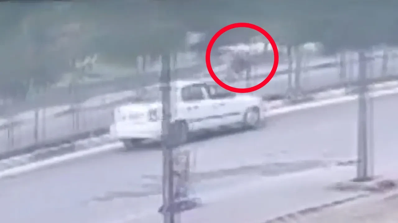 Karşıya geçmeye çalıştı, metrelerce sürüklendi! O anlar kamerada