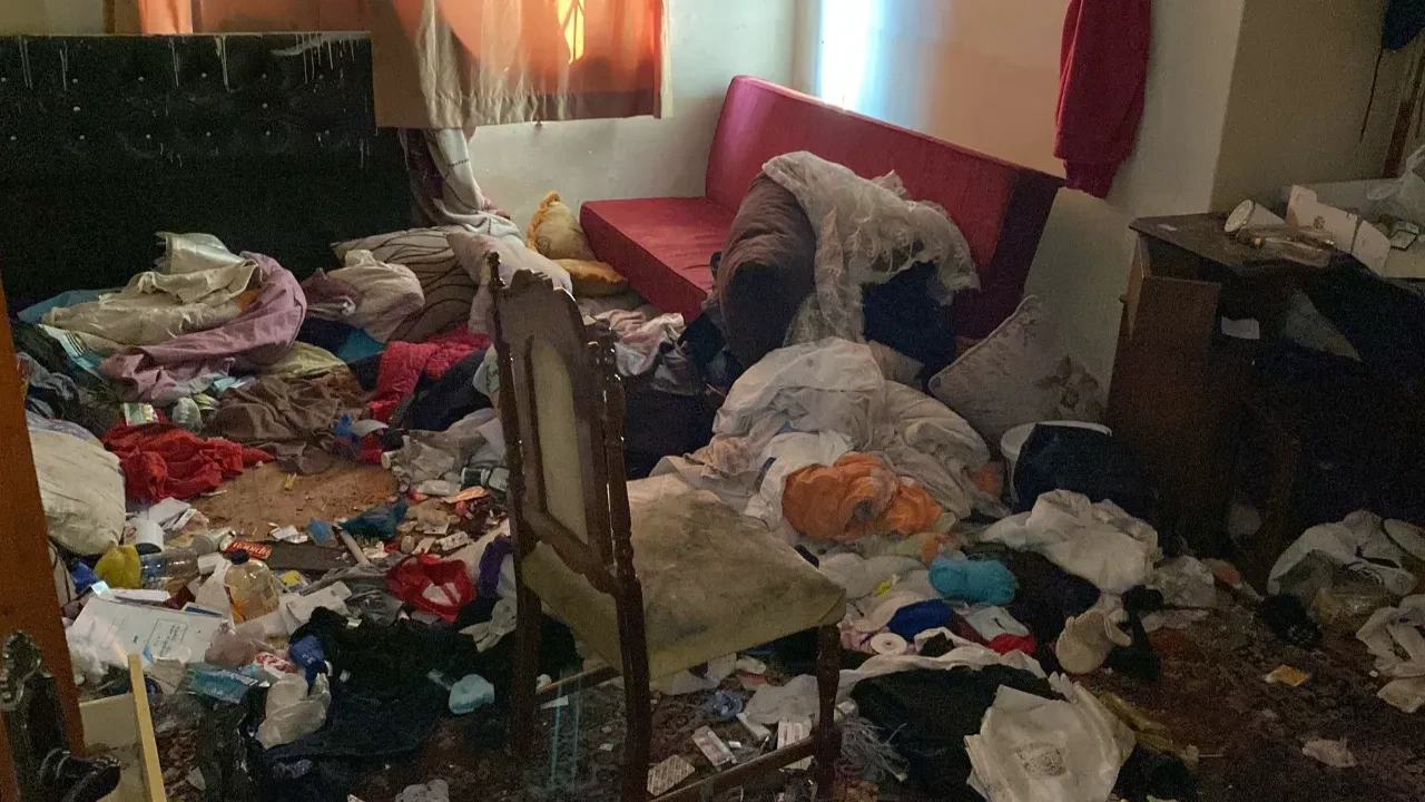 Kiracı evden kaçtı, dairenin halini görenler şoke oldu! 'Kendi evimize bile giremiyorduk'