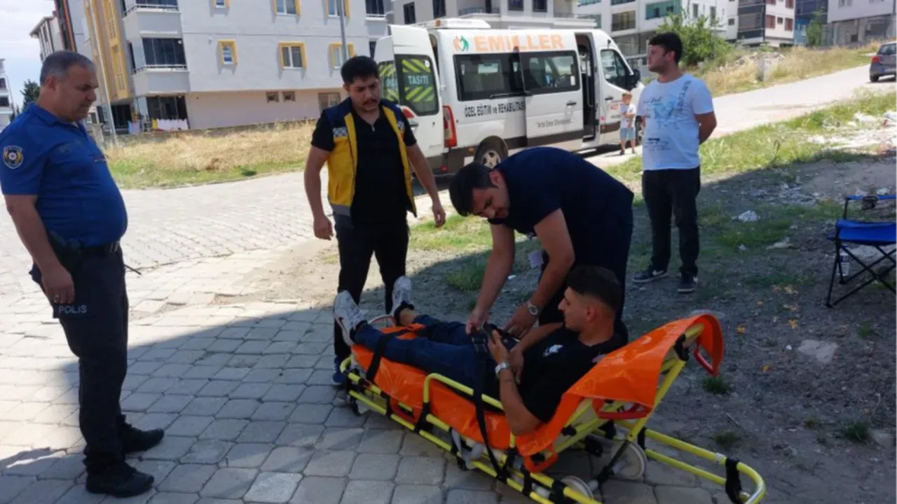 Motosiklet ile hasta servis minibüsü çarpıştı: 1 yaralı