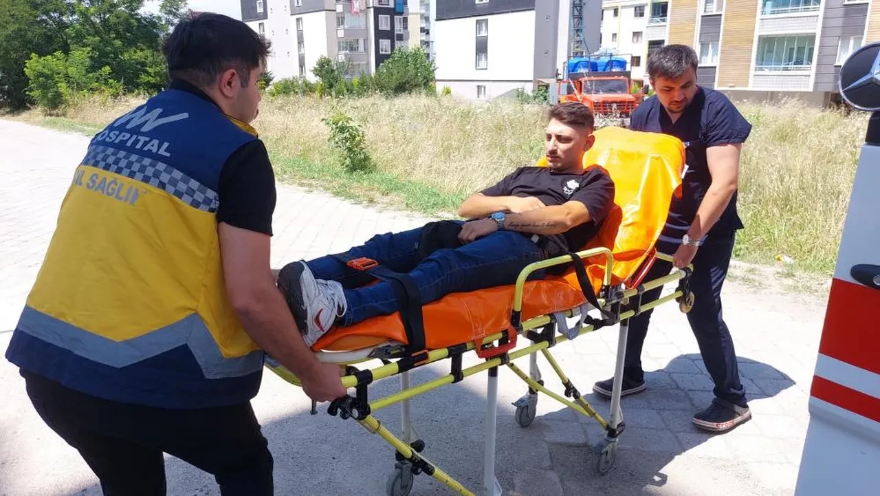 Motosiklet ile hasta servis minibüsü çarpıştı: 1 yaralı