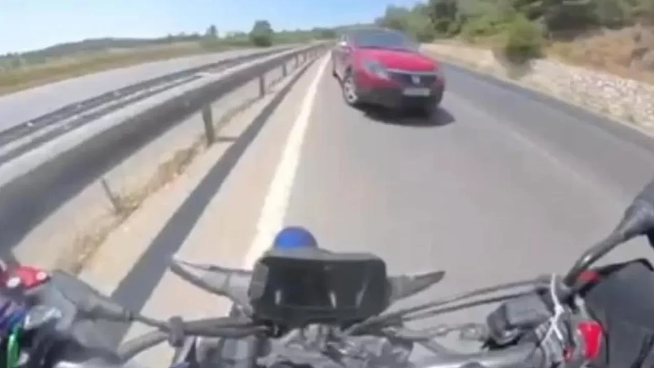 Motosiklet sürücüsünün ölümle burun buruna geldiği anlar kamerada