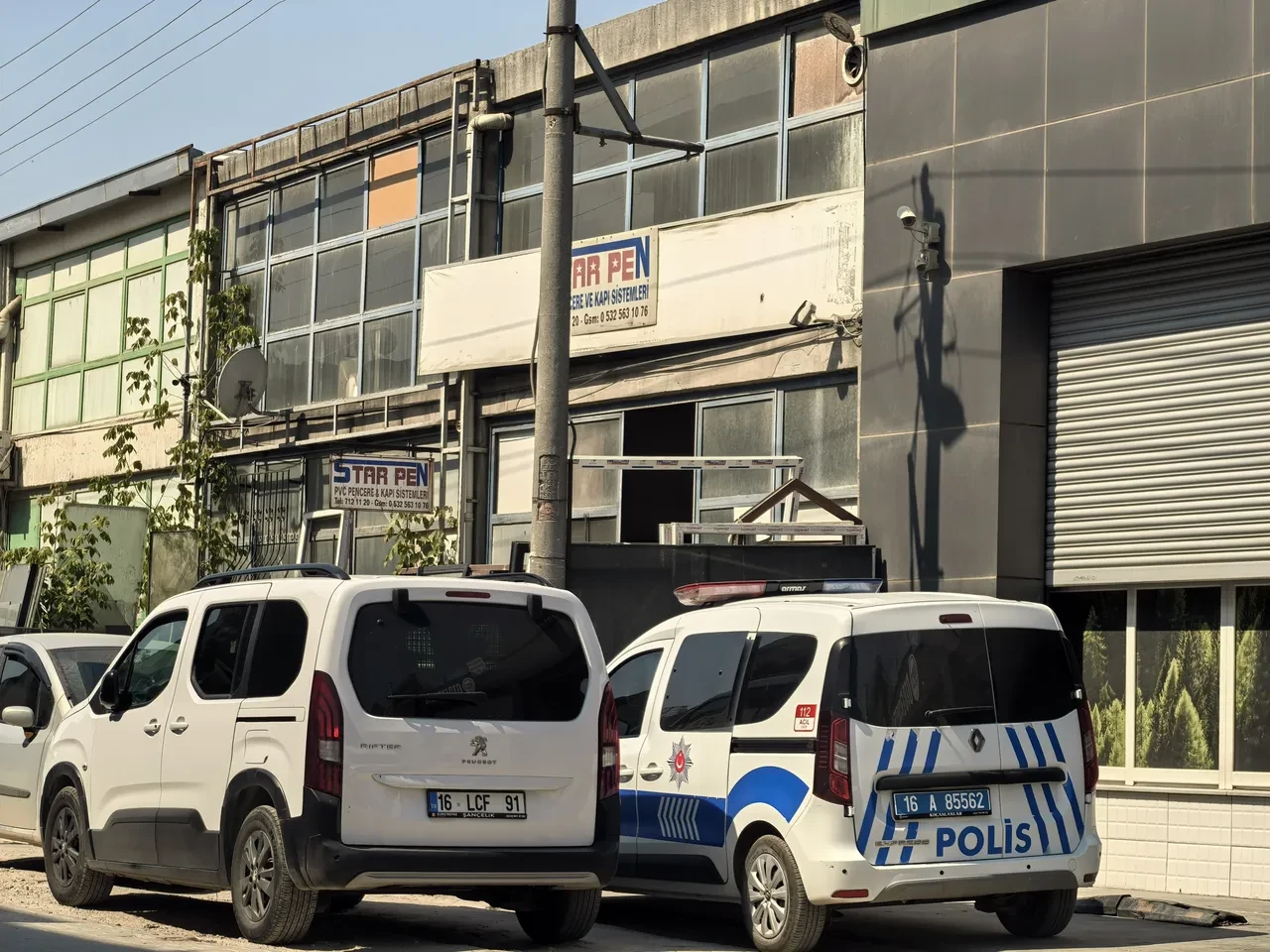 Pencereyi beğenmeyen müşteri dehşet saçtı! İş yerine kurşun yağdırdı