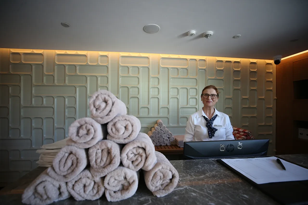 Robert De Niro'nun Stajyer filmi gerçek oldu! Hayallerinin peşinden gitti, 67 yaşında stajyer oldu