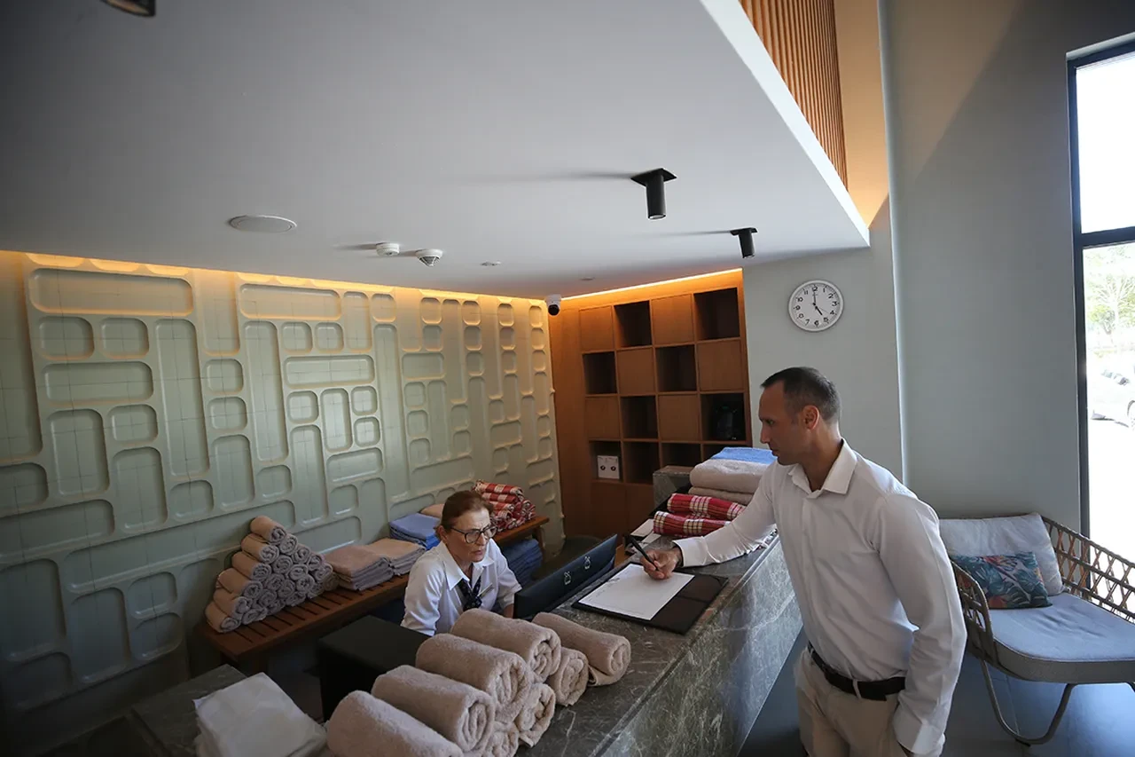 Robert De Niro'nun Stajyer filmi gerçek oldu! Hayallerinin peşinden gitti, 67 yaşında stajyer oldu