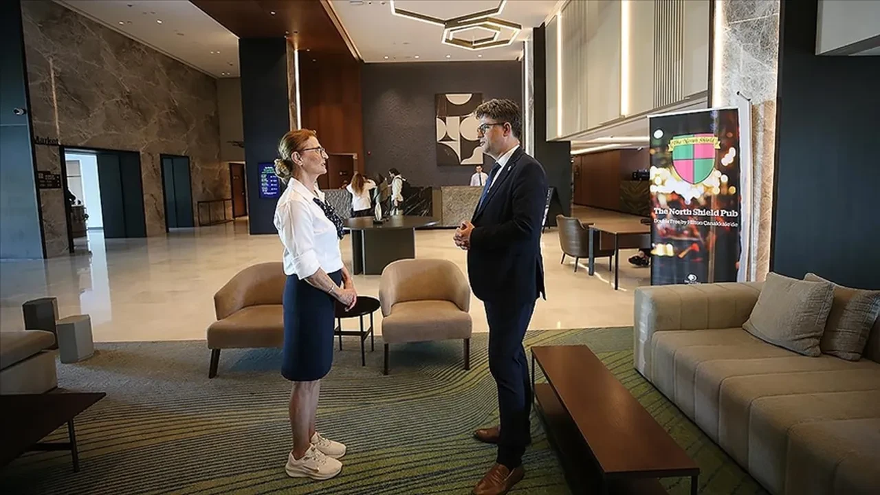 Robert De Niro'nun Stajyer filmi gerçek oldu! Hayallerinin peşinden gitti, 67 yaşında stajyer oldu