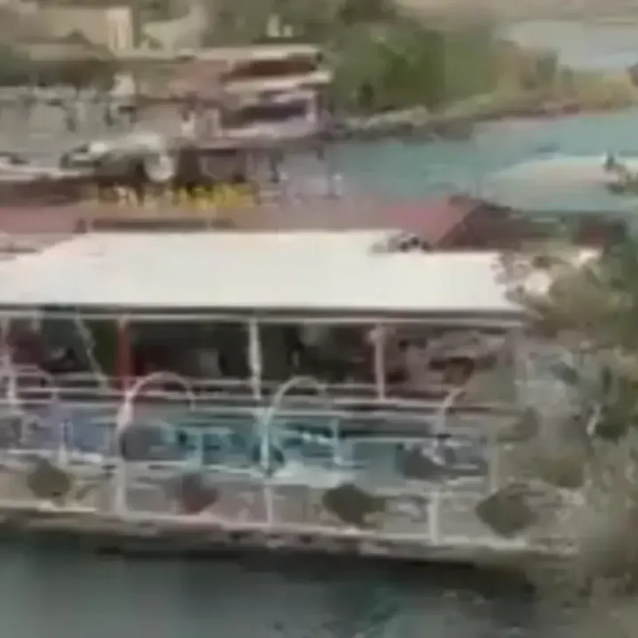 Şanlıurfa'da ilginç olay! Duba restoran Fırat Nehri'nde sürüklendi