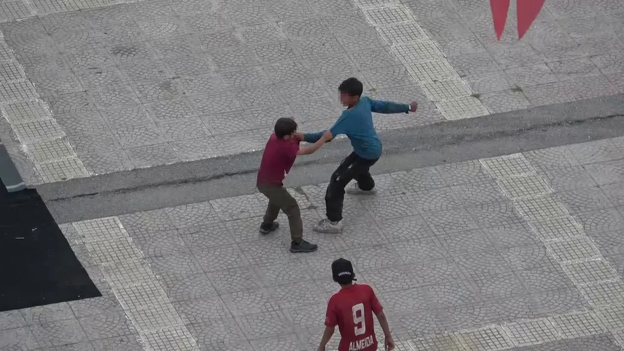 Tekmeler havada uçuştu! Kavgayı yoldan geçen bir kadın ayırdı