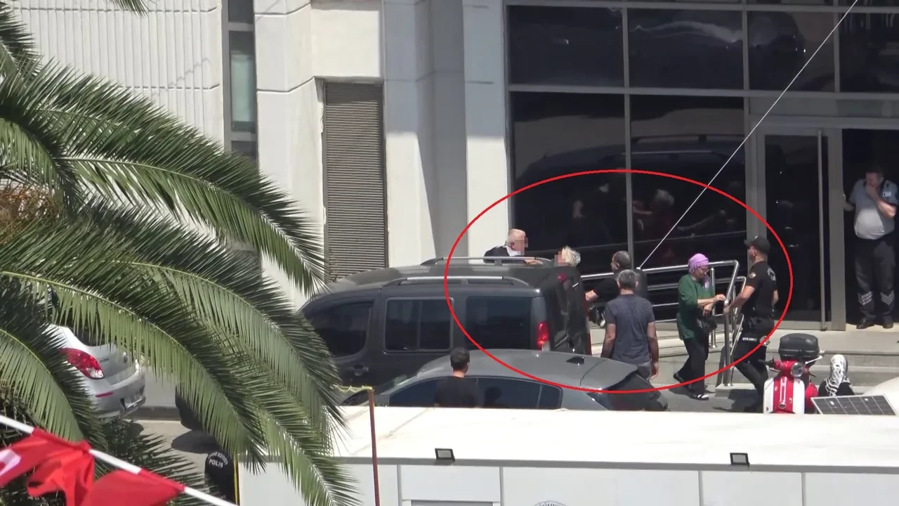 Tekmeler havada uçuştu! Kavgayı yoldan geçen bir kadın ayırdı