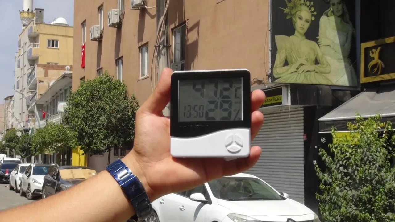 Termometre 50 dereye dayandı! Sokağa çıkan yanıyor: Herkes kendini eve kapattı