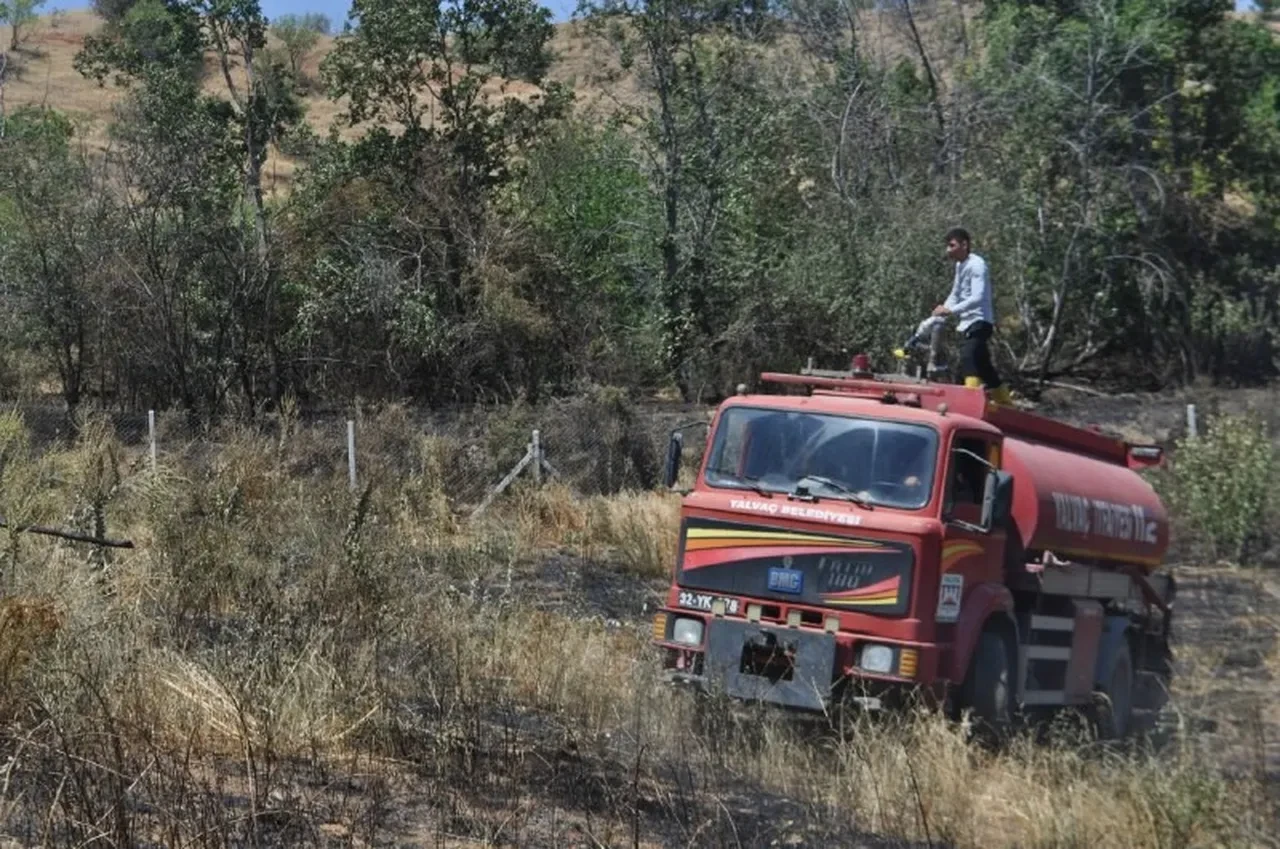 Yangını başlattı, alevler büyüyünce kaçtı