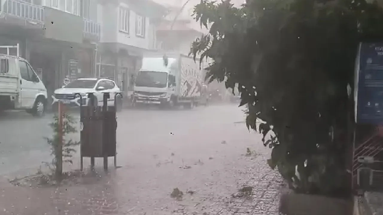 Yazın ortasında caddeler böyle göle döndü! Aniden sel bastırdı
