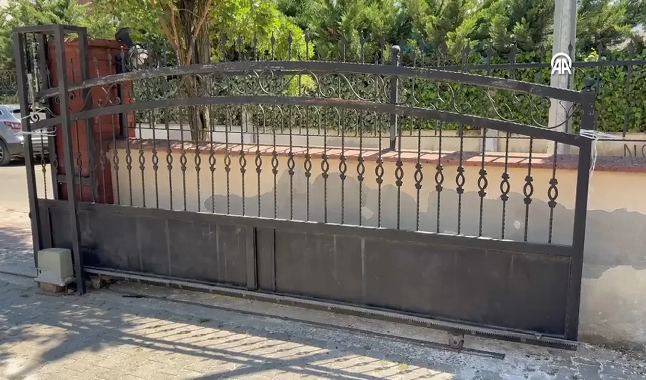 10 yaşındaki Eymen'in kahreden ölümü! Üzerine demir kapı devrildi! Feci olay sonrası alınan önlem şoke etti