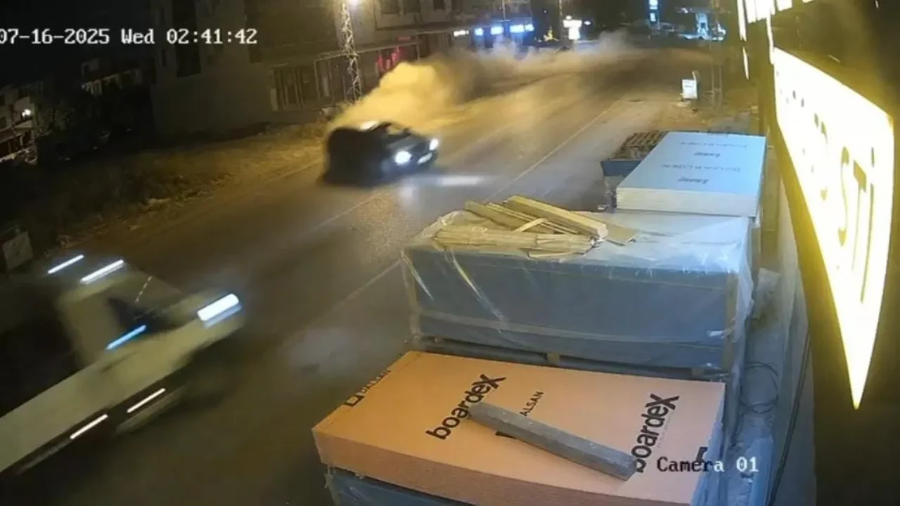 Alkollü sürücü dehşet saçtı! İşte kameraya yansıyan feci kaza