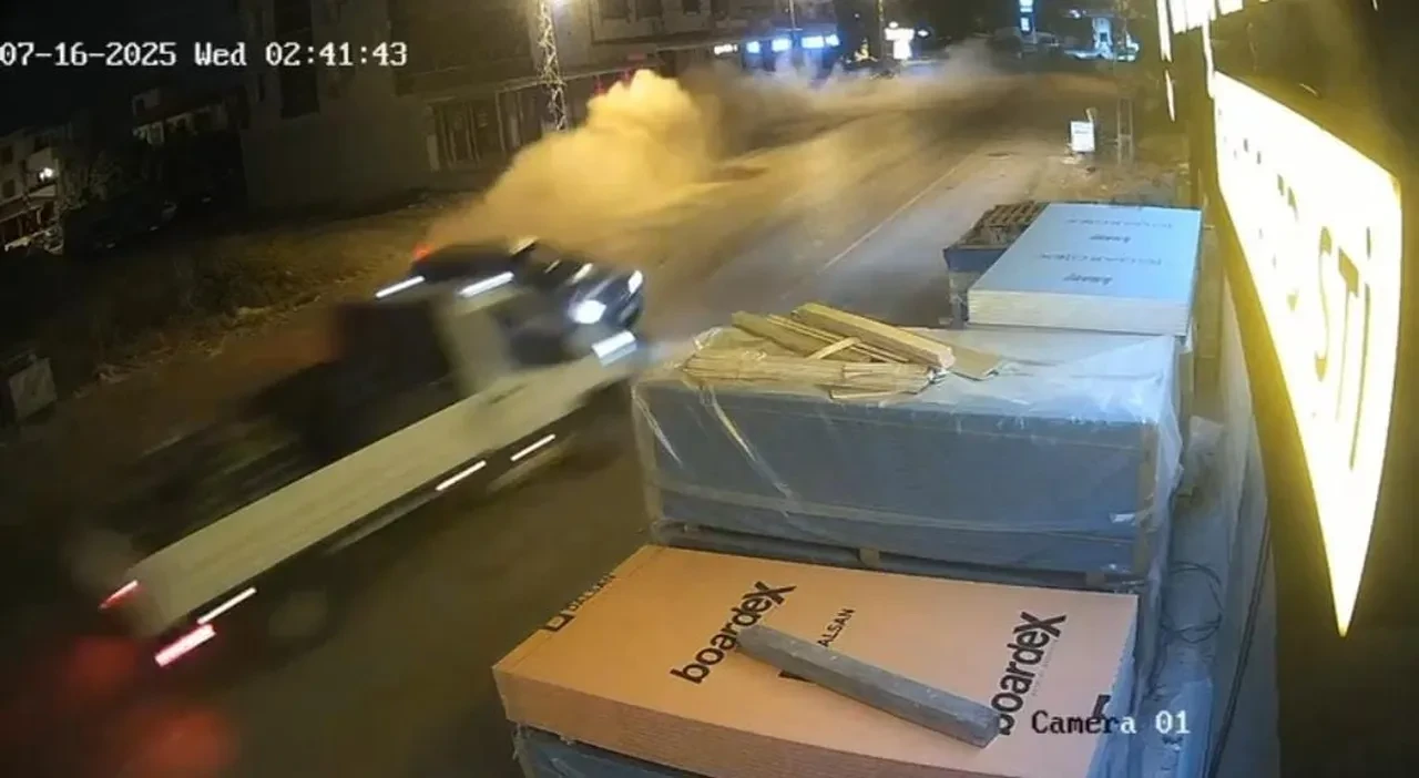 Alkollü sürücü dehşet saçtı! İşte kameraya yansıyan feci kaza