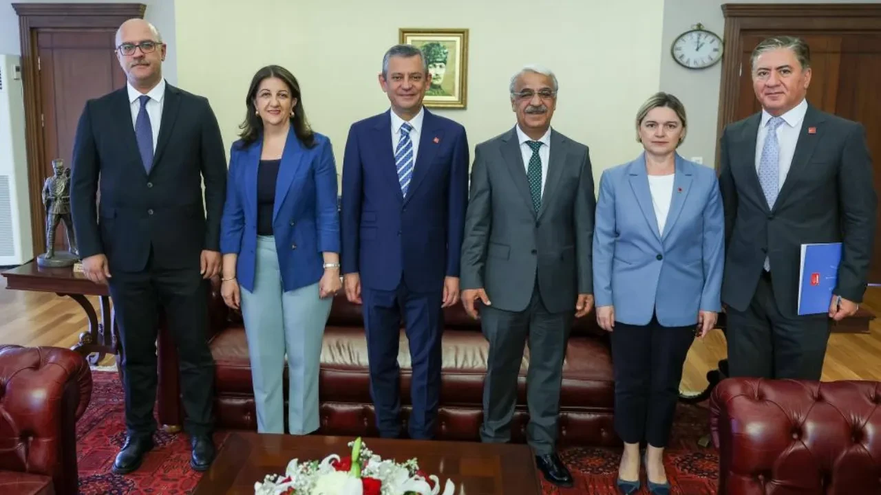 CHP lideri Özel DEM Parti heyetiyle görüştü