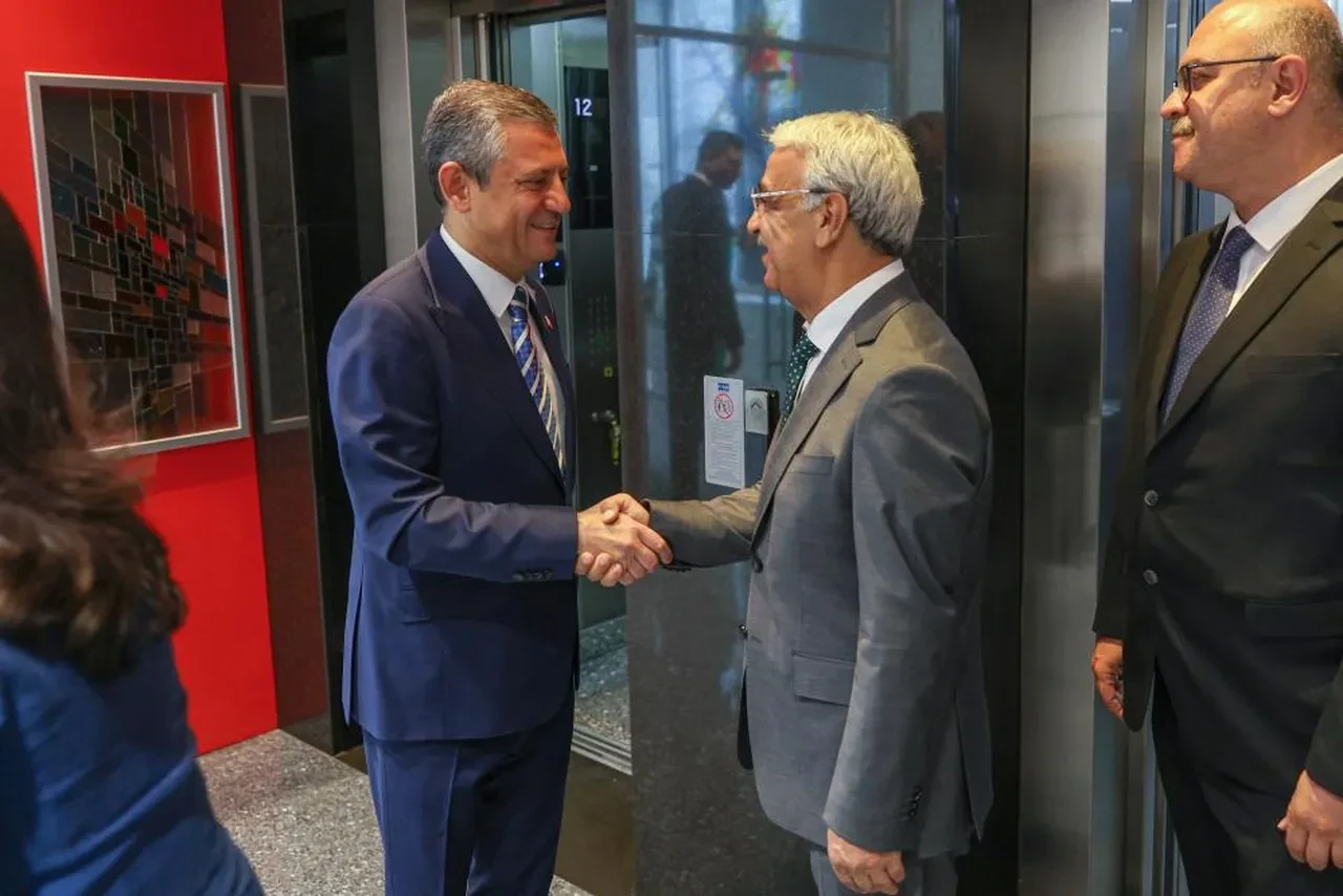 CHP lideri Özel DEM Parti heyetiyle görüştü