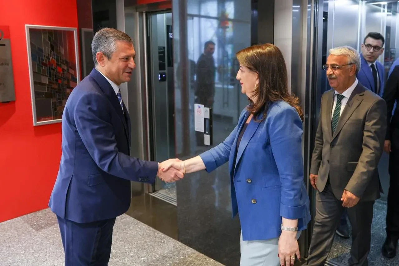 CHP lideri Özel DEM Parti heyetiyle görüştü
