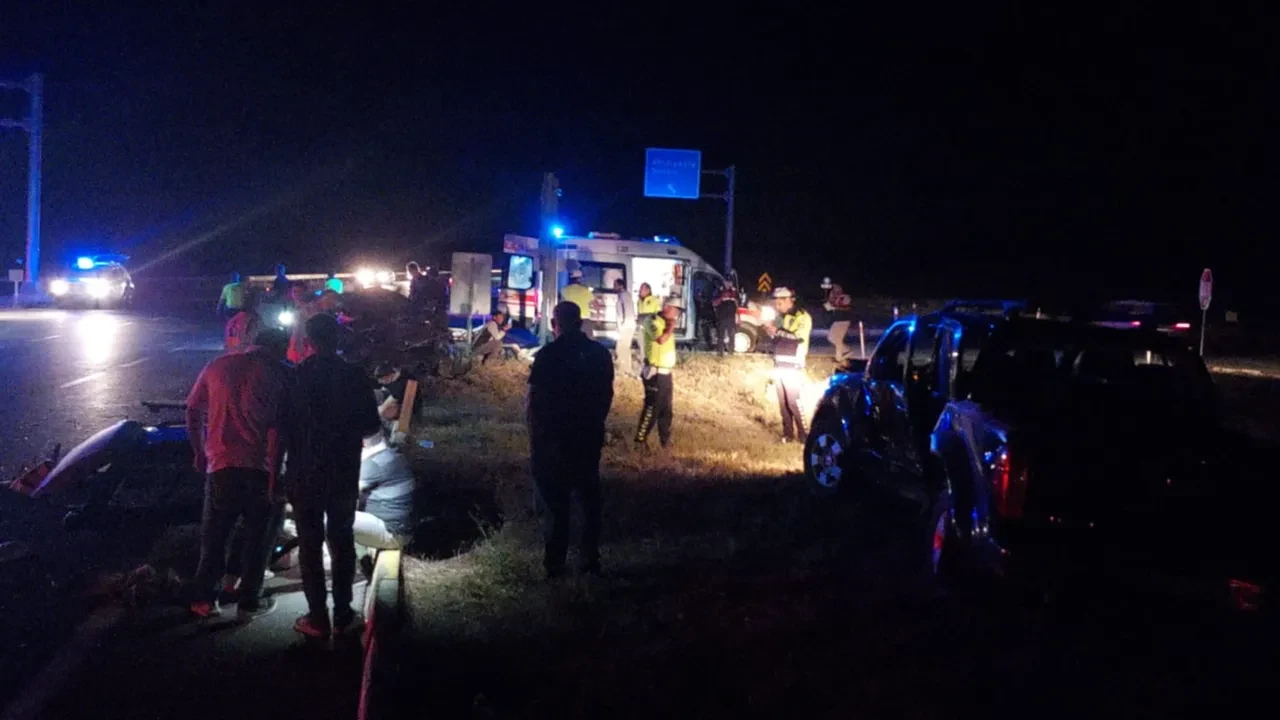 Eski vali Sivas'ta trafik kazası geçirdi: 1'i ağır 4 yaralı