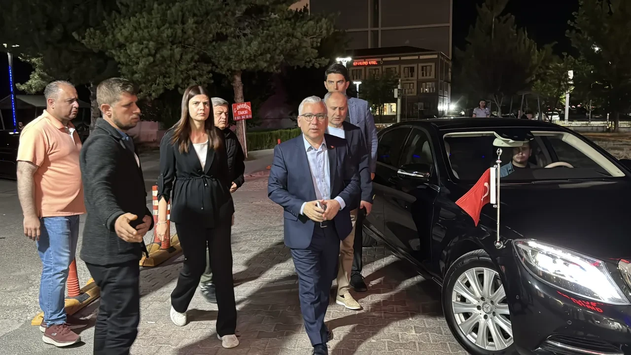 Eski vali Sivas'ta trafik kazası geçirdi: 1'i ağır 4 yaralı