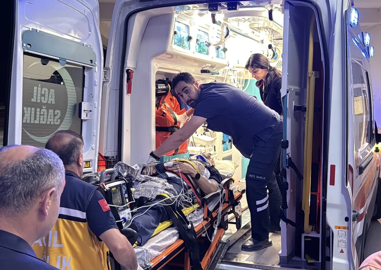 Eski vali Sivas'ta trafik kazası geçirdi: 1'i ağır 4 yaralı