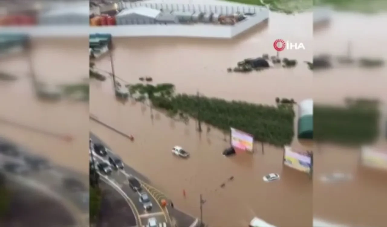 Güney Kore'de şiddetli yağışlar felaketi getirdi: İstinat duvarı yıkıldı, can kayıpları var