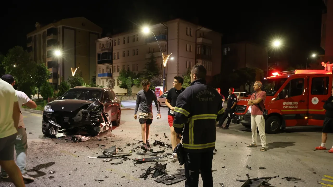 İki lüks otomobil kafa kafaya çarpıştı! Takla atarak durabildi 
