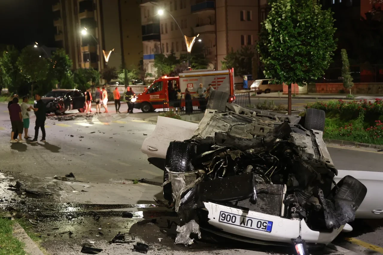 İki lüks otomobil kafa kafaya çarpıştı! Takla atarak durabildi