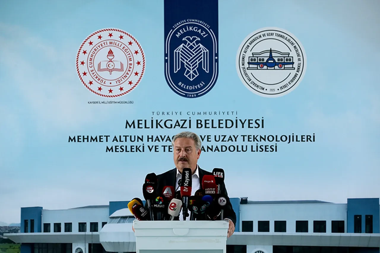 Kayseri'de uçak gibi tasarlanan havacılık lisesi tanıtıldı
