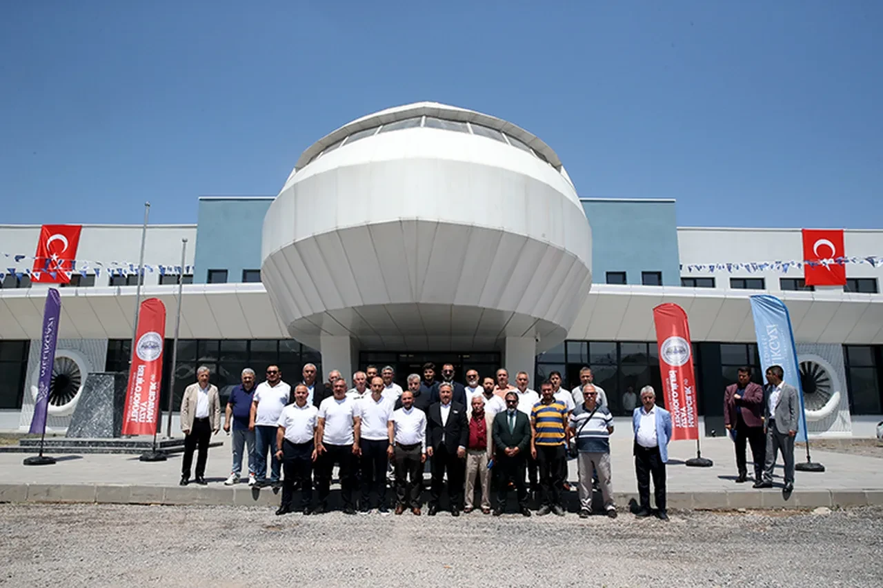 Kayseri'de uçak gibi tasarlanan havacılık lisesi tanıtıldı