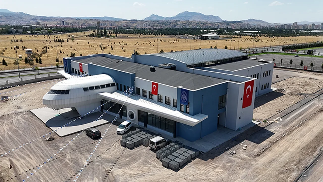 Kayseri'de uçak gibi tasarlanan havacılık lisesi tanıtıldı