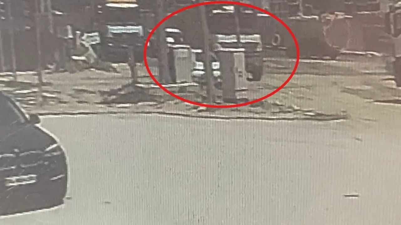 Kaza yapan araçların altında kalmaktan böyle kurtuldu