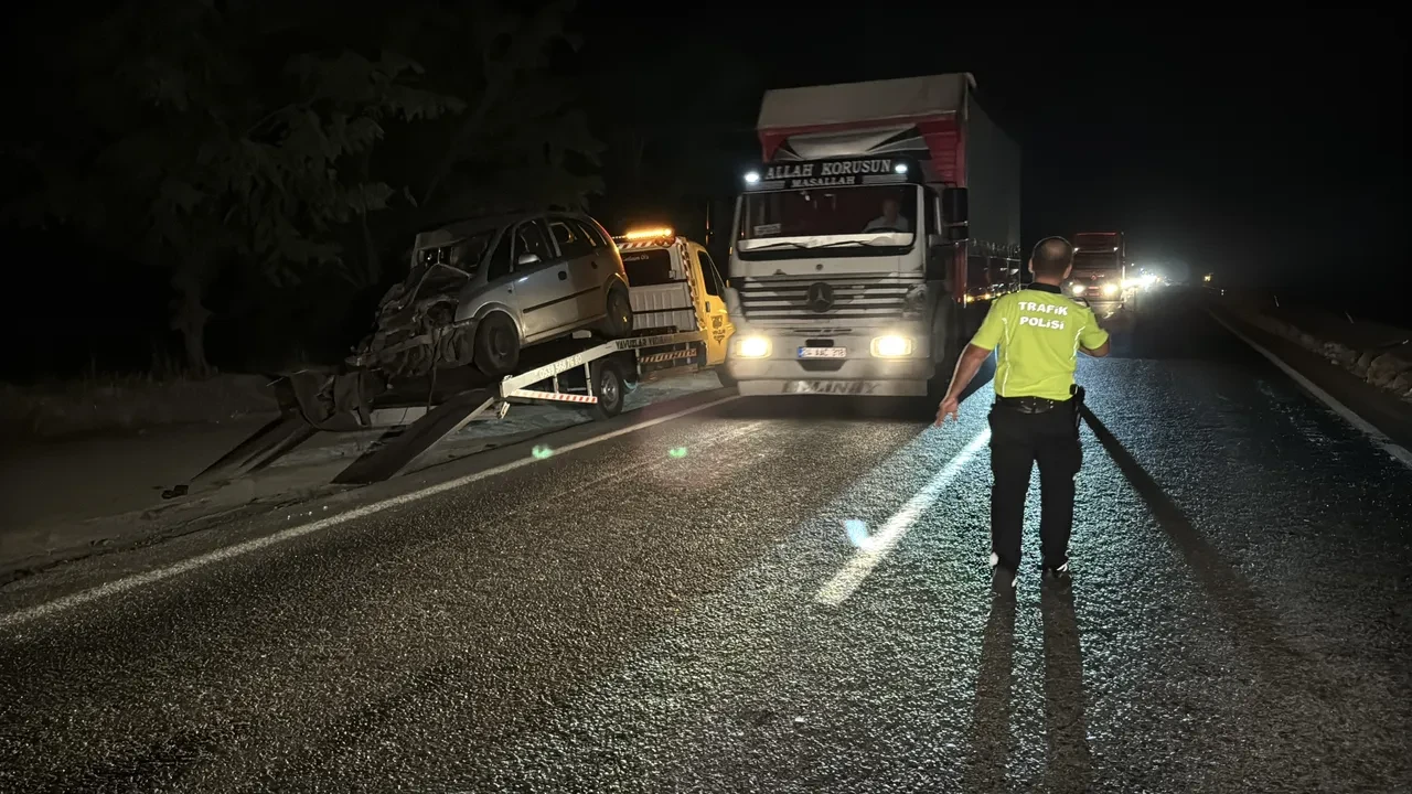 Minibüs ile otomobil kafa kafaya çarpıştı! 2’si ağır 5 kişi yaralı