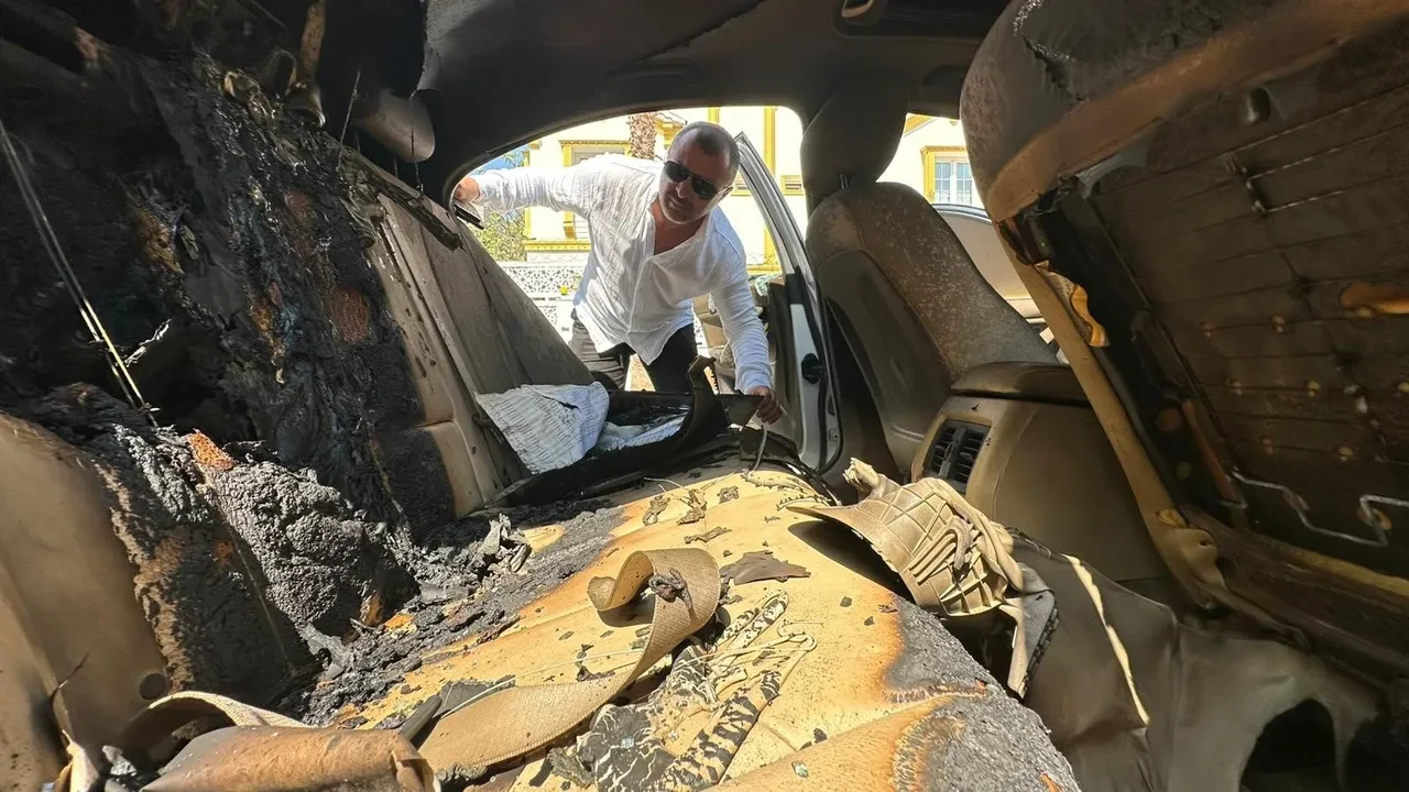 Otların arasından sürünerek geldi! Otomobili kundaklayıp telefonla görüntü aldı