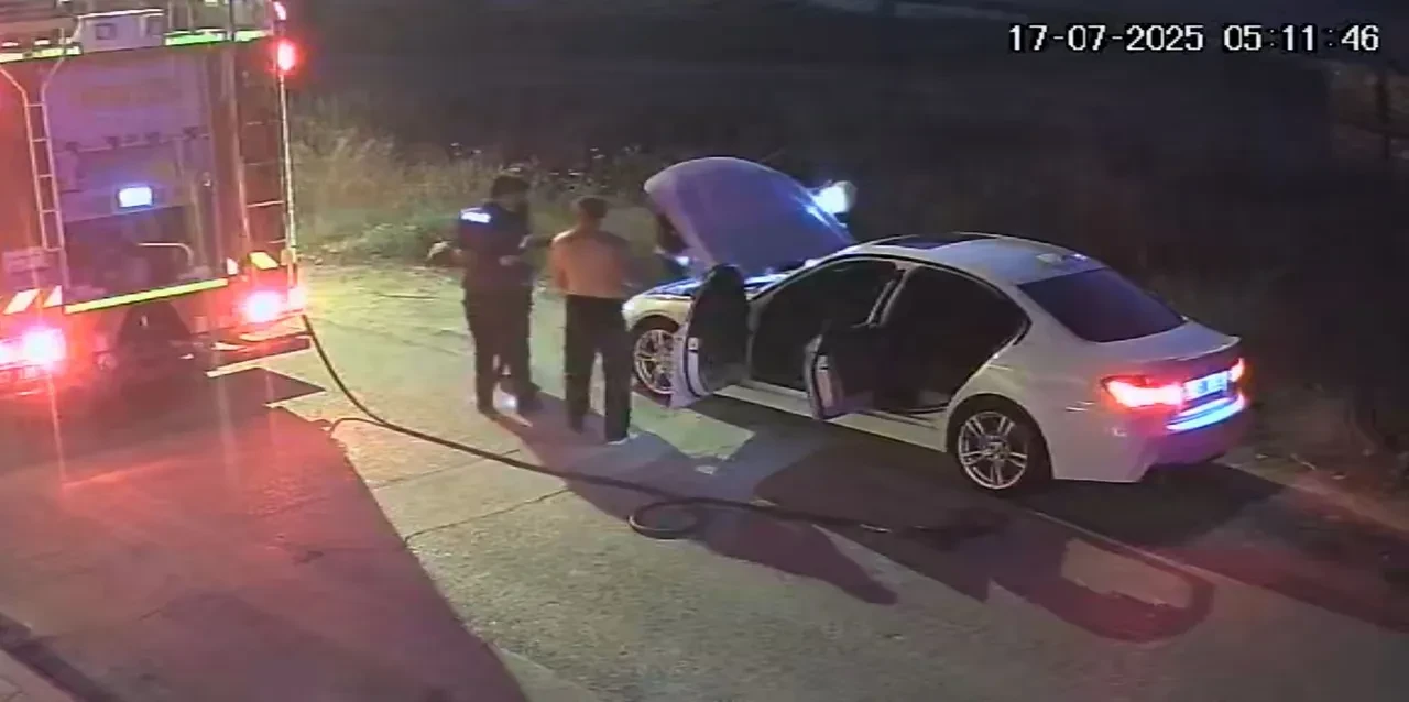 Otların arasından sürünerek geldi! Otomobili kundaklayıp telefonla görüntü aldı