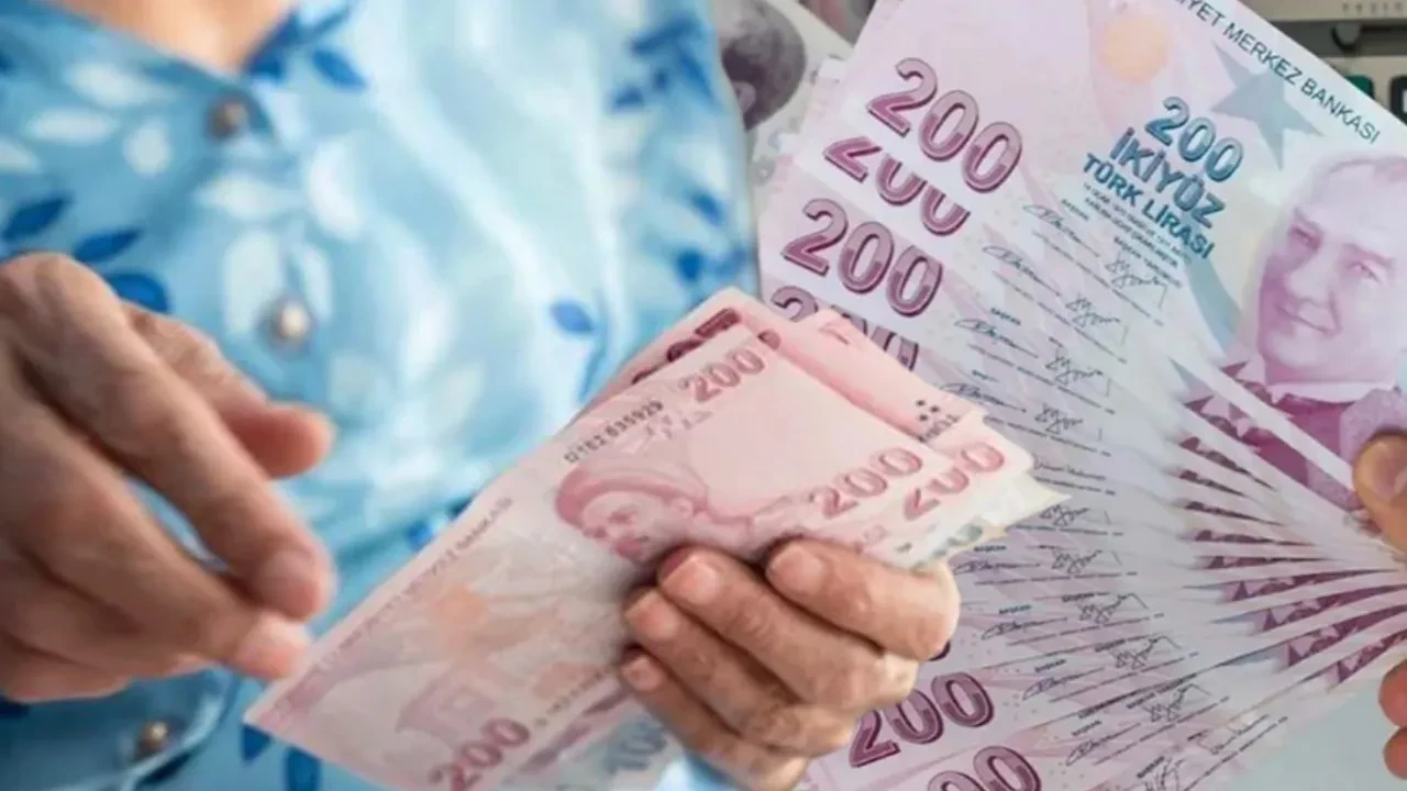 SSK ve Bağ-Kur emeklilerinin zamlı maaşları hesaplara yatmaya başladı: İşte tahsis numarasına göre ödeme takvimi