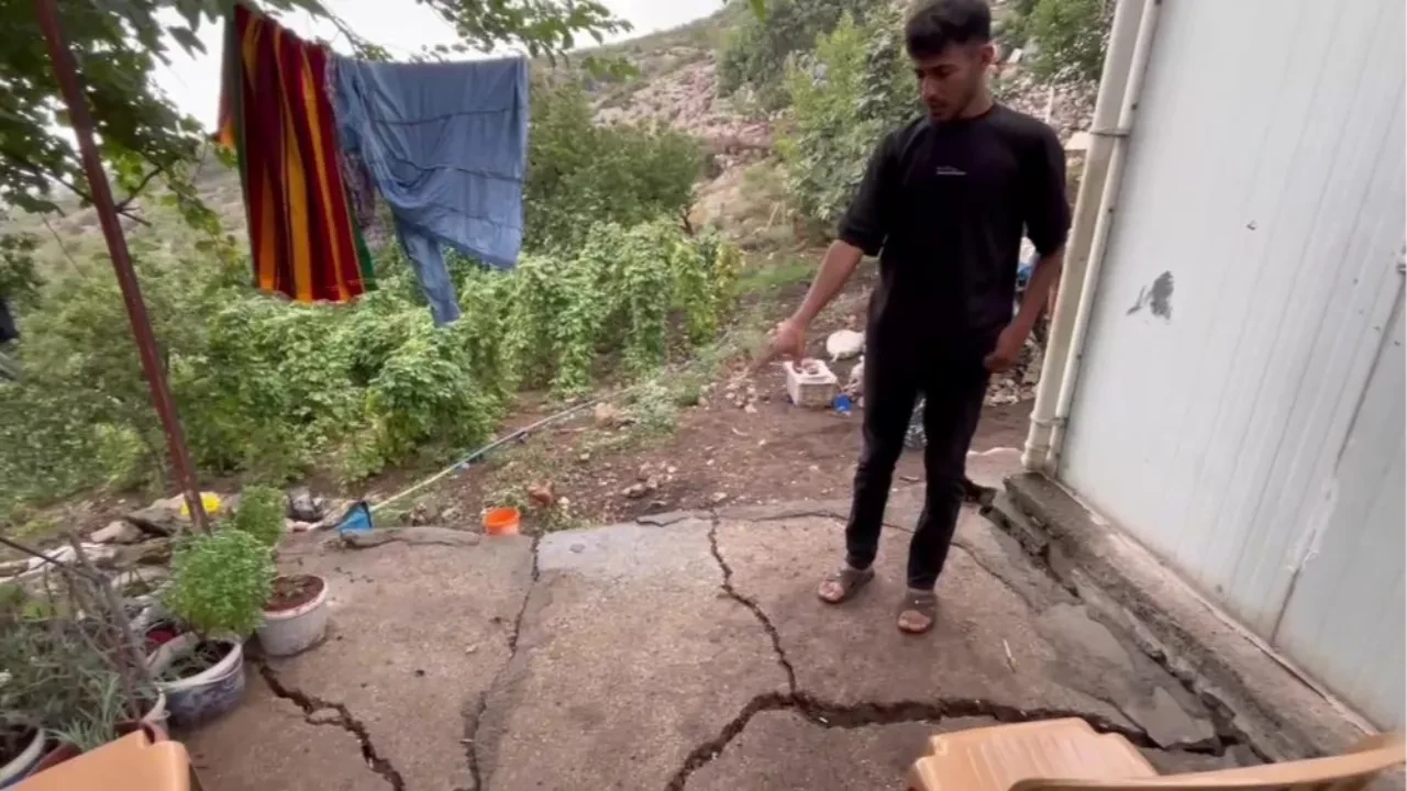 Taş ocağında gerçekleştirilen patlamalarda savrulan taşlardan canlarını zor kurtardılar