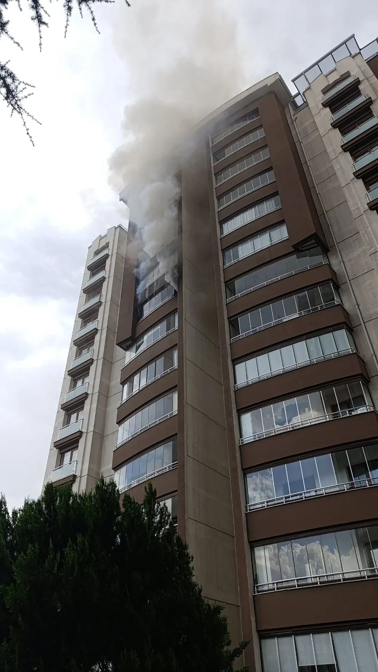 Ankara Keçiören yangın söndürüldü mü son dakika?  14 katlı binada yangın 