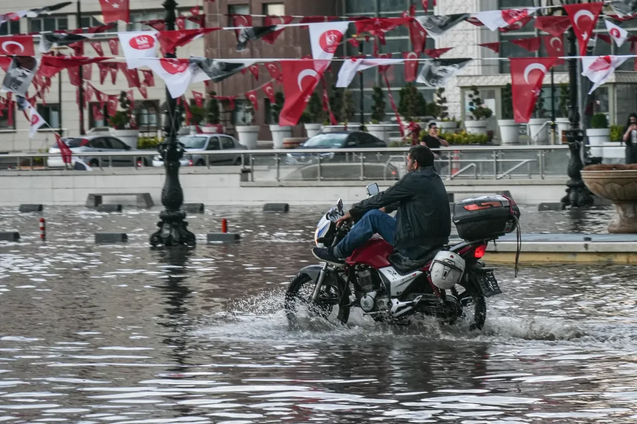 Ankara'yı sağanak ve fırtına vurdu! Yollar taştı, ağaçlar devrildi