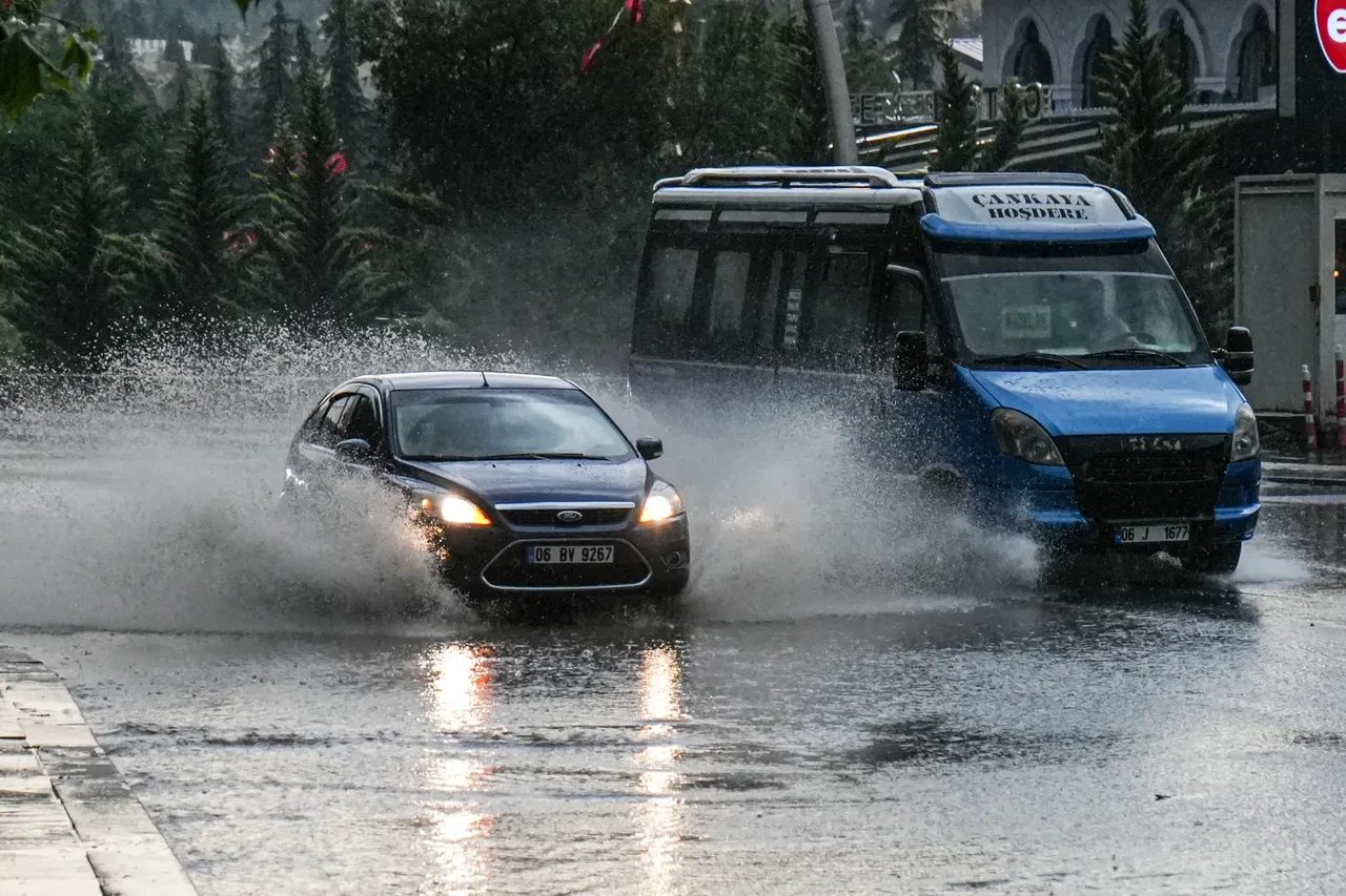 Ankara'yı sağanak ve fırtına vurdu! Yollar taştı, ağaçlar devrildi