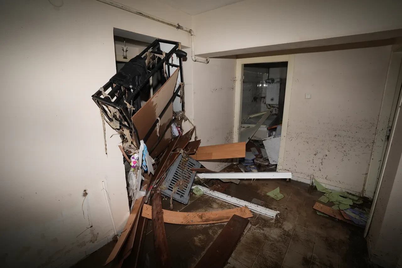 Ankara'yı sağanak ve fırtına vurdu! Yollar taştı, ağaçlar devrildi