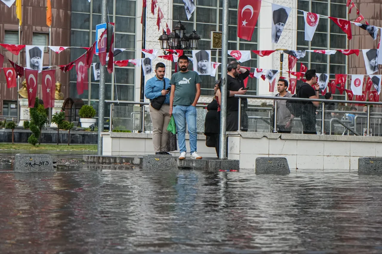 Ankara'yı sağanak ve fırtına vurdu! Yollar taştı, ağaçlar devrildi