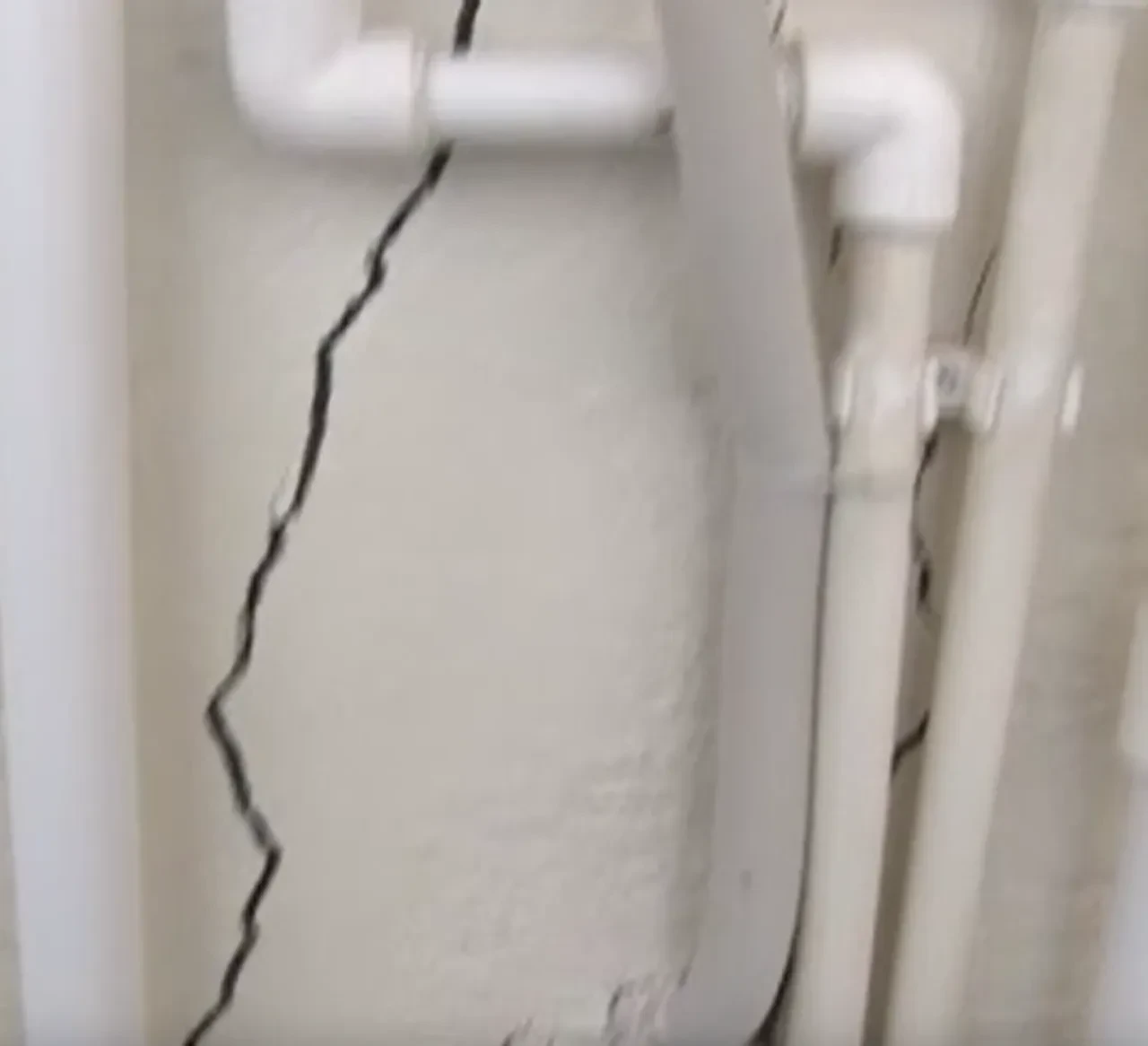 Bu mahalleye rahat uyku yok! 'Zemin kayıyor, duvarlar çatlıyor'