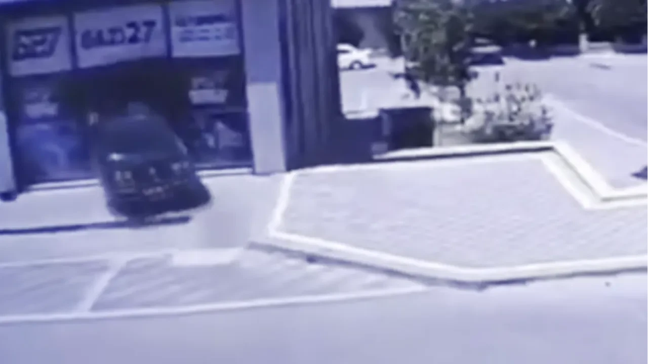 Fren yerine gaza basınca ortalık savaş alanına döndü! Korkunç anlar kamerada
