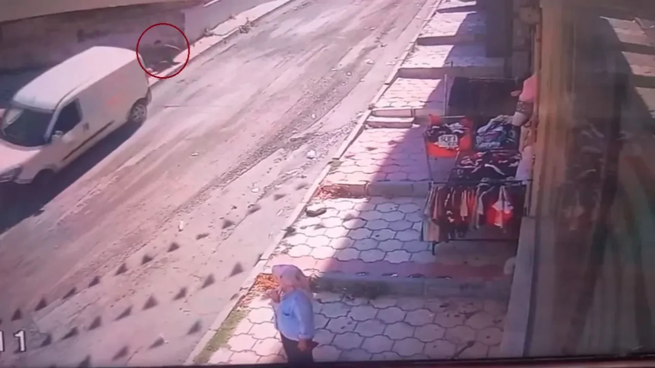Freni patladı, kendisini yola attı! Korku dolu anlar kamerada