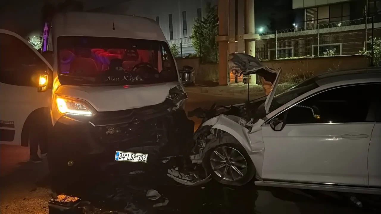 İşçi servisi ile otomobil çarpıştı! Çok sayıda yaralı var