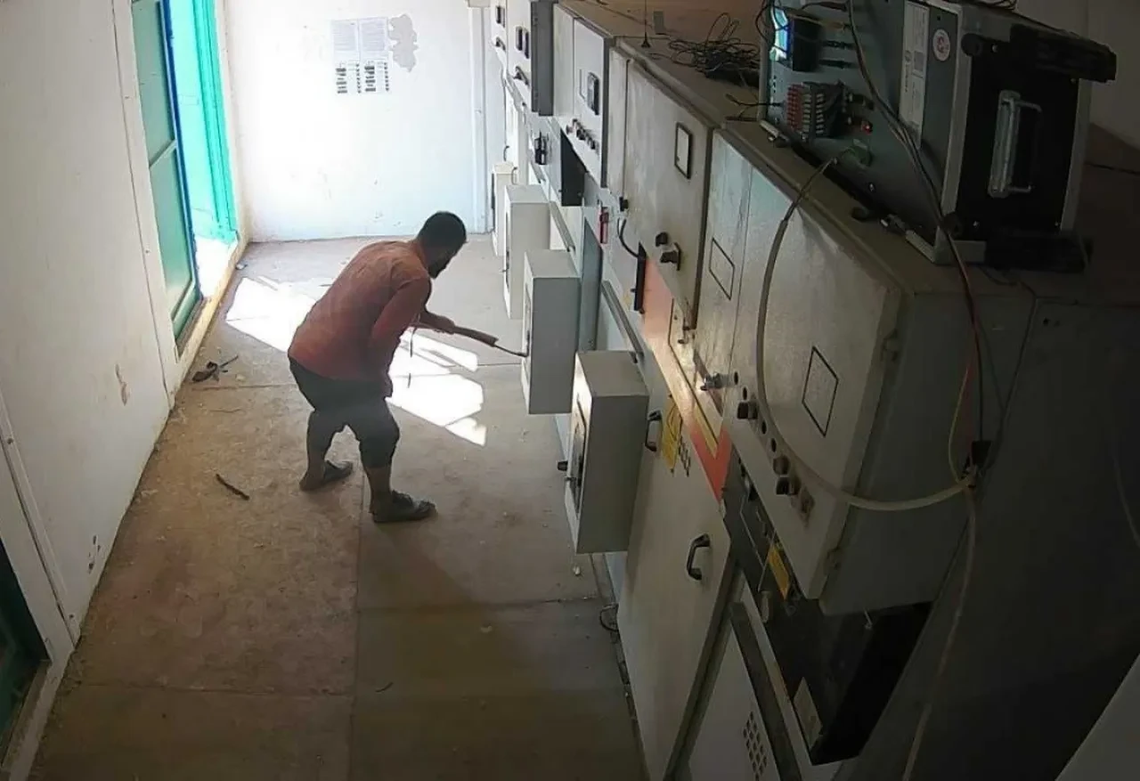 Kaçak elektrik için şekilden şekle girdiler! Michael Jackson kılığında trafoya müdahale kamerada