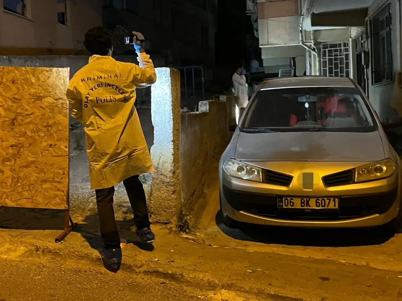 Küçükçekmece'de şüpheli olay! Arkadaşları evde ölü buldu