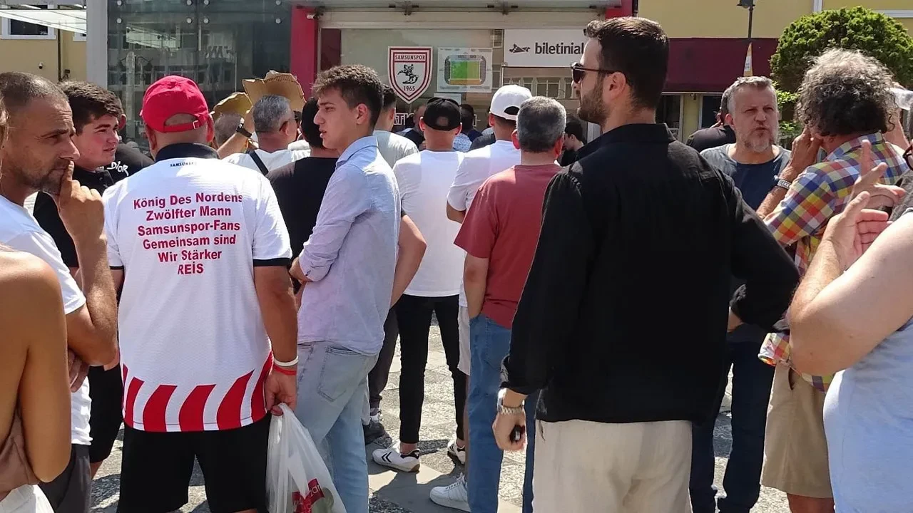 Samsunspor taraftarlarının kombine alımı, Yeşilçam film sahnelerini aratmadı